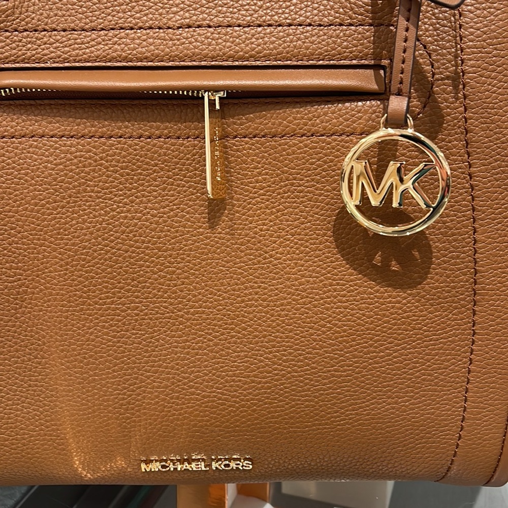 MICHAEL KORS CARINE LARGE FRONT ZIP POCKET SHOULDER TOTE BAG PURSE
NWT
LUGGAGE - Picture 11 of 16